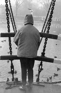 361044 Afbeelding van een jongen op de Abel Tasmanbrug te Utrecht, met op de achtergrond het Merwedekanaal met watervogels.